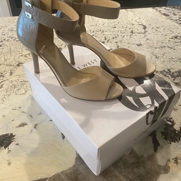 Nine West Shoes - Nine West Shoes | Nine West Pump | Color: Nude & Grey | Size 7